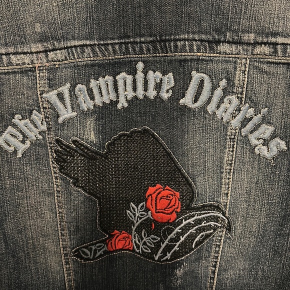 Beautiful cropped lightly distressed denim jacket. The Vampire diaries. PTP 19”. - Picture 13 of 16